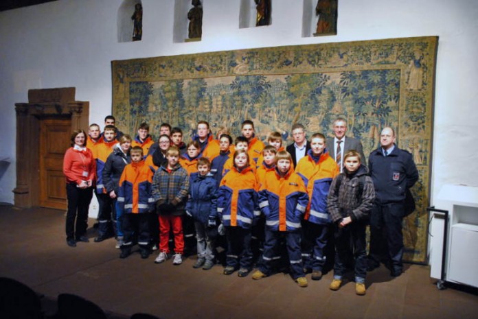 Mitglieder der Jugendfeuerwehr, Beigeordneter P. Kiefer und Jugendwart R. Schwarz