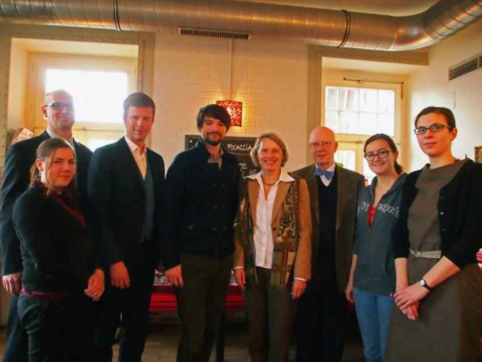 Feuergriffel-Gewinner Saša Stanišić mit Bürgermeisterin Dr. Freundlieb v.l.n.r.: Jana Wildmoser, Dr. Bernd-Schmid-Ruhe, Christian Land, Saša Stanišić, Dr. Ulrike Freundlieb, Dr. Michael Wegner, Pauline Adelberger, Julia Gronhof