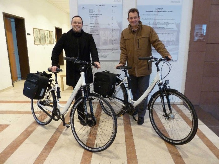 Mit Muskelkraft ins Fahrradjahr 2013 – Projektleiter Timo Cyriax (links) und Bürgermeister Christian Schönung freuen sich über die neuen Dienstfahrräder der EGL.