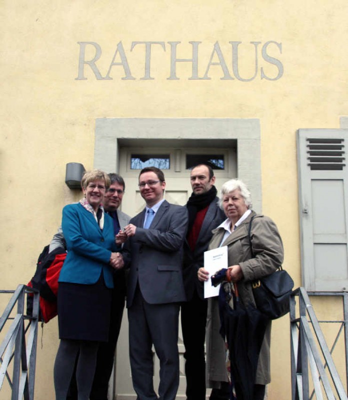 Bürgermeisterin Felicitas Kubala übergibt den Schlüssel des Rathauses Feudenheim an den neuen Bürgerservice-Leiter Christoph Winkler