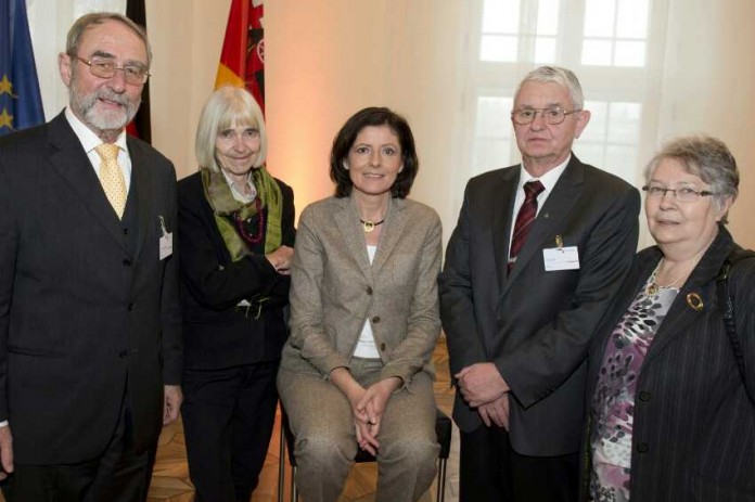Dr. Jürgen Breuer (links) und Erwin Graf werden mit ihren Gattinnen von Ministerpräsidentin Malu Dreyer empfangen.