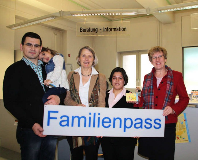 Die Bürgermeisterinnen Dr. Freundlieb und Kubala bei der Übergabe des Familienpasses