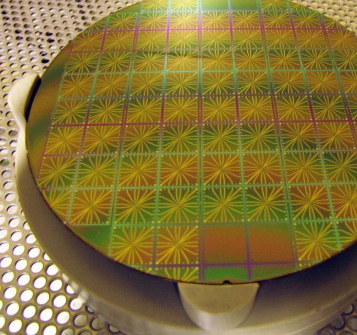 Industriell gefertigter Wafer mit Speichereinheiten aus den gemeinsamen Forschungsarbeiten der Universitäten Mainz und Kaiserslautern
