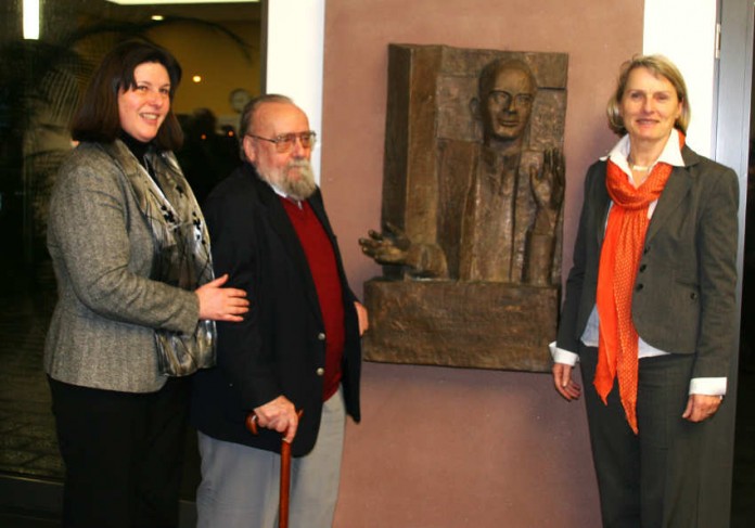 Bürgermeisterin Dr. Freundlieb bei der Aufstellung der Eppstein-Büste (v.l.n.r.: Geschäftsführerin der VHS, Dr. Wera Hemmerich, Künstler der Büste, Manfred Kieselbach, Bürgermeisterin Dr. Ulrike Freundlieb)