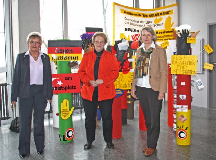 Schulleiterin Elisabeth Ruiner, Bürgermeisterin Dr. Ulrike Freundlieb und Regierungspräsidentin Nicolette Kressl (v.l.n.r.)
