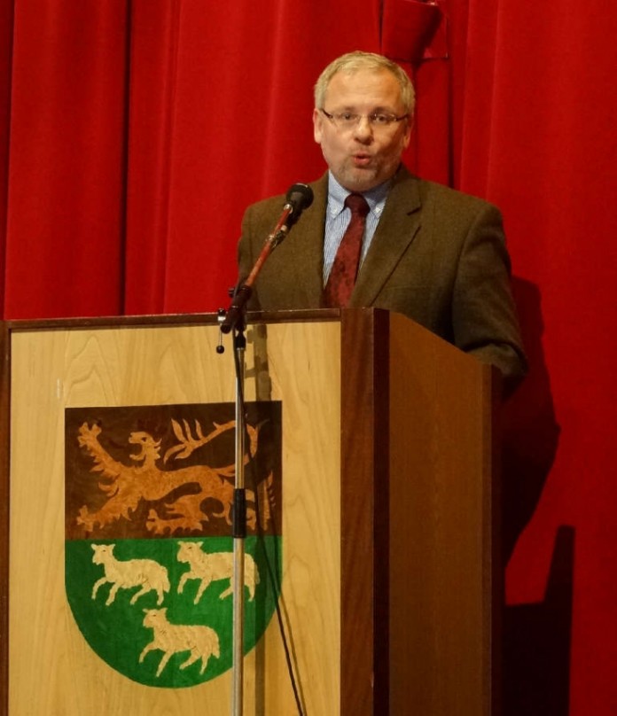 Der Haßlocher Bürgermeister und Kandidat für die Wahl des Landrats (Landkreis DÜW) Hans-Ulrich Ihlenfeld bei seiner Rede im Gemeinschaftshaus.