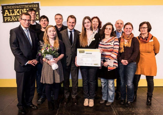 Die Preisträger des Projektes „KOMA" mit Bundesgesundheitsminister Daniel Bahr, Prof. Dr. Elisabeth Pott (Direktorin der Bundeszentrale für gesundheitliche Aufklärung) und Dr. Volker Leienbach (Direktor des Verbandes der Privaten Krankenversicherung)