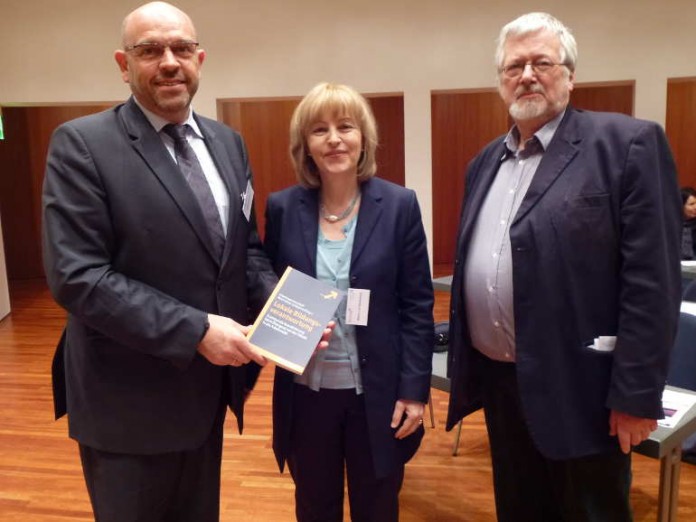 Bildungsstaatssekretärin Marion von Wartenberg (mitte) mit Weinheims Oberbürgermeister Heiner Bernhard (l.) (Sprecher der Initiative) und Dr. Wilfried Krise (r.) (Koordinator).