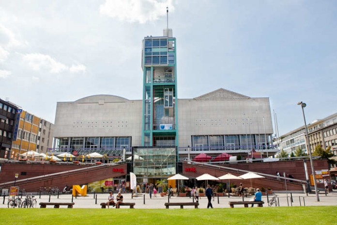 Paradeplatz mit Blick auf das Stadthaus