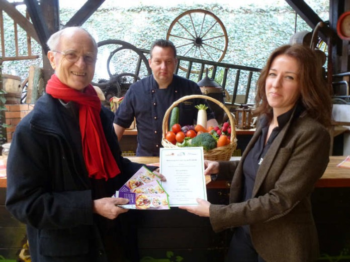 Wolfgang Zotz (l.) bei der Übergabe des Zertfikats an die Gastronomen Bruno Huber und Christiane Andreas von der "Woinemer Hausbrauerei"
