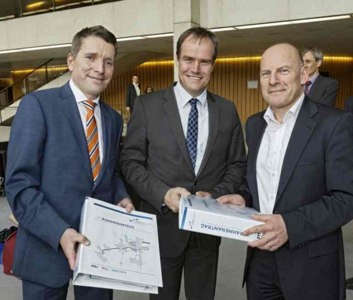 Übergabe des Rahmenantrags für das Mobilitätsnetz Heidelberg: RNV-Geschäftsführer Martin in der Beek, Oberbürgermeister Dr. Eckart Würzner und Landesverkehrsminister Winfried Hermann (v. l.).