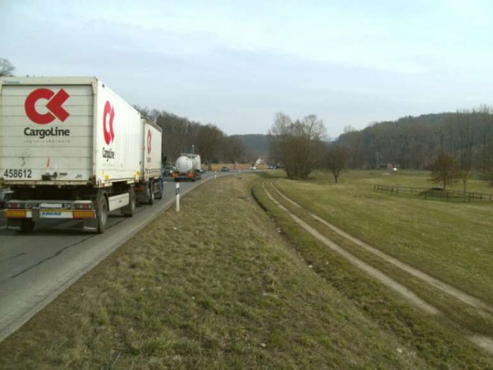 Brunnen (rechter Bildrand) im Trinkwassergebiet "Eulenacker" neben der vielbefahrenen B 38 besitzen keinerlei Schutzvorkehrungen gegen Unfälle mit Gefahrguttransporten.