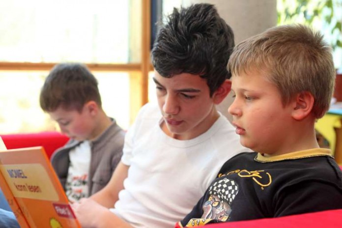 In der Erziehung und Kinderbetreuung ist der Frauenanteil weit überproportional. Dabei haben auch Jungs dafür ein Händchen – wie hier in einem Kinderhort.