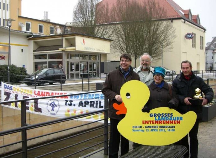 Bürgermeister Thomas Hirsch, Heinrich Braun und Viola Sauter (Geschäftsführung und 1. Vorstandsvorsitzende DKSB) sowie Dr. Markus Moser (Inhaber Adler Apotheke und Gewinner des Wanderpokals „Goldene Ente 2012“).