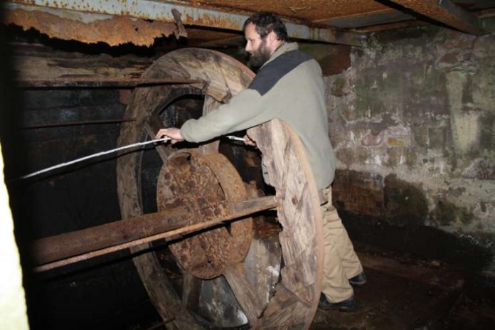 Mühlenbauer Robert Vetter aus Sonthofen beim Ausmessen des defekten Wasserrades der Wappenschmiede. Ein Neubau wird noch in diesem Jahr erfolgen.