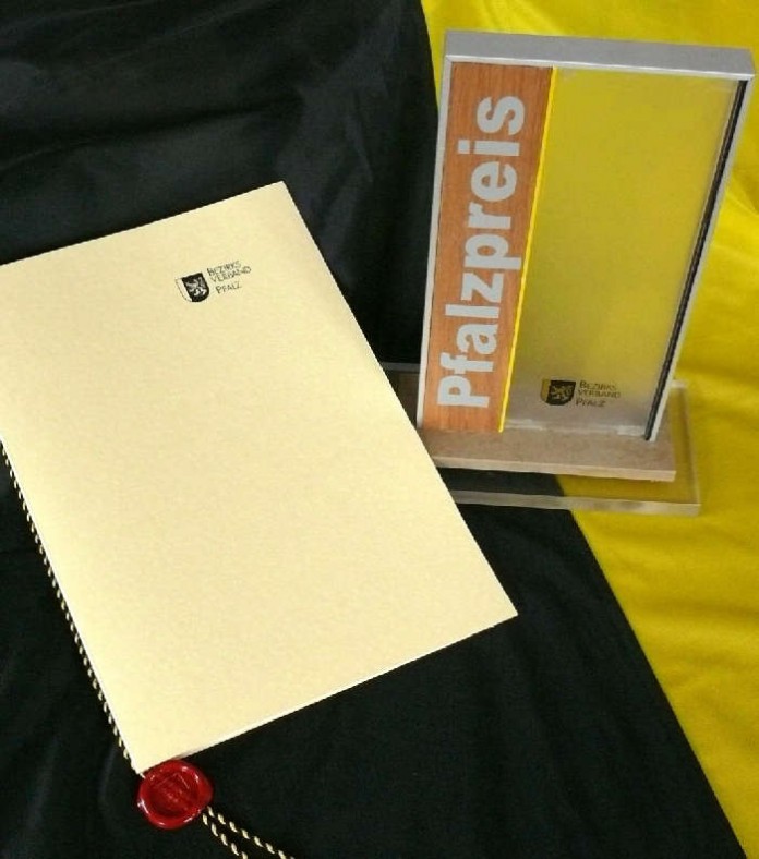 Pfalzpreise des Bezirksverbands Pfalz: Preisgeld, Trophäe und Urkunde für Preisträger