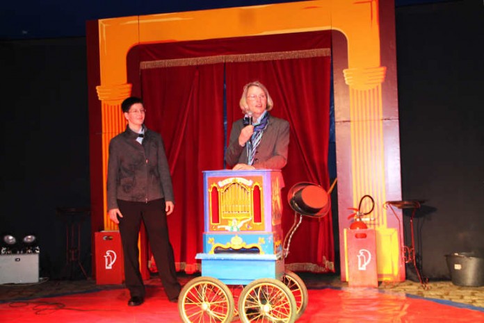 Bürgermeisterin Dr. Ulrike Freundlieb begrüßt im Zirkus Elisabeth „Zapp Zarapp“