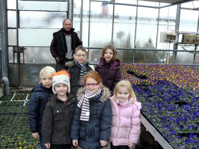 Herr Dachs zeigt den Kindern die Gärtnerei