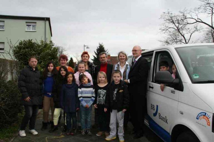 Bürgermeisterin Dr. Ulrike Freundlieb bei der Spendenübergabe des VW-Busses durch Uwe Reichel von der BBBank