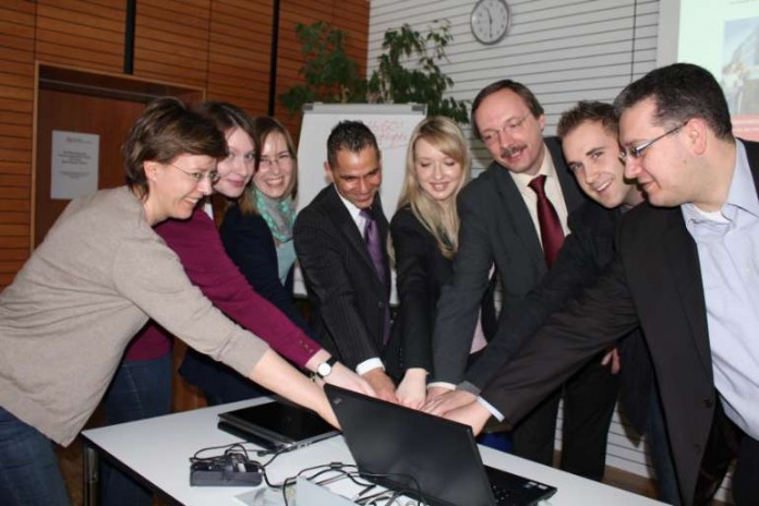 Das WebGo!-Projektteam mit den Projektleitern Alexis Steppat und Andreas Friesenhahn sowie Hochschulpräsident Prof. Dr. Peter Mudra bei der Live-Schaltung des neuen Webportals.