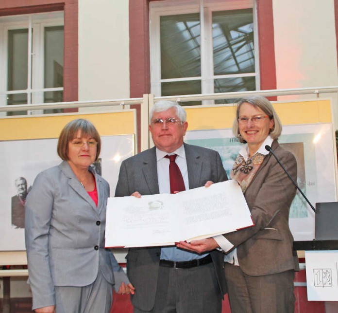 Bürgermeisterin Freundlieb überreicht den Hildegard-Lagrenne-Preis an Peter Wirkner (v.l.n.r.: Rosi Wirkner, Preisträger Peter Wirkner, Bürgermeisterin Dr. Ulrike Freundlieb)