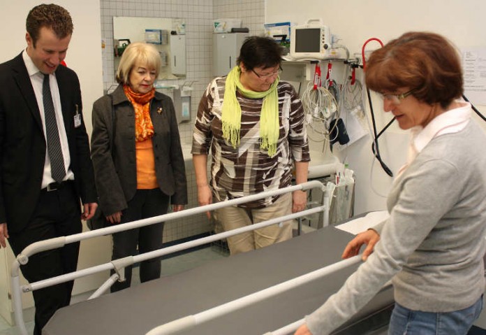 Bei der Übergabe der Einrichtung: Andrea Steinrücke (r.), Aufnahme- und Ambulanzleiterin der Kinderklinik, Pflegedienstleitung Theresia Elsäßer (2.v.r.), die Stifterin Ursula Kühner (2.v.l.) und Klinikum-Verwaltungsdirektor Jürgen Blocher (l.)