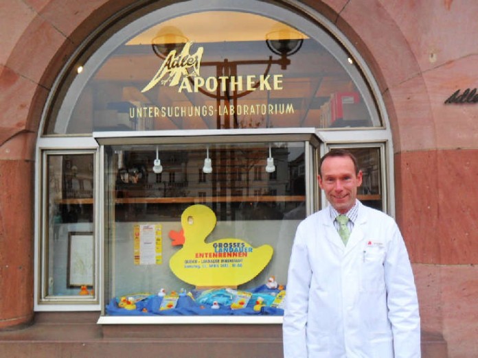 Die Adler Apotheke (hier mit Dr. Markus Moser) macht mit ihrem bunt geschmückten Schaufenster Lust auf das Entenrennen.