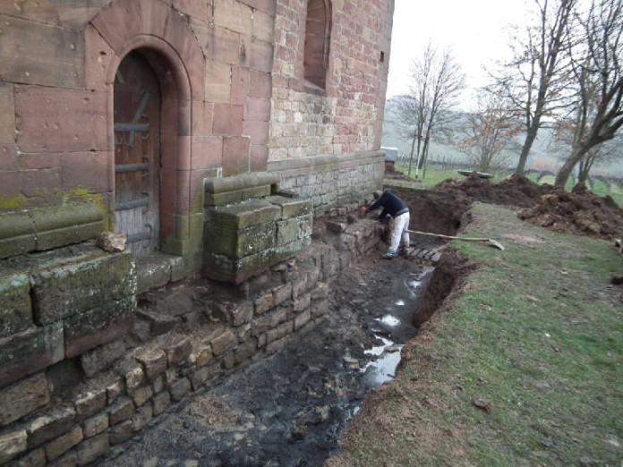 Rundherum aufgegraben: Drainagemaßnahmen sorgen für trockenes Fundament der Nikolauskapelle