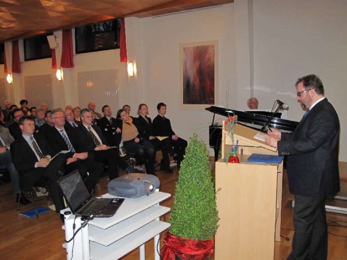 Landrat Dr. Achim Brötel stellte das fünfte Buch der Reihe „Beiträge zur Geschichte des Neckar-Odenwald-Kreises“ vor.