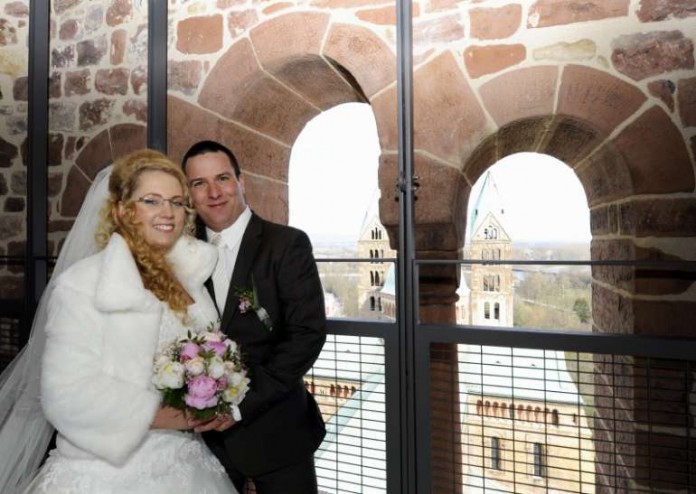 Das Brautpaar Malwina und Christian Ziehl auf der Aussichtsplattform des Südwestturms