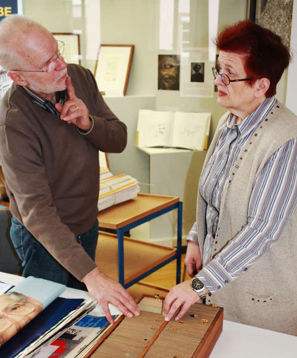Karl Fücks und Archivarin Katrin Hopstock beim Begutachten der Kartei