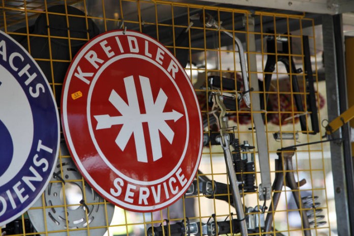 Einer zahlreichen Stände, die alte Emaille-Schilder anboten