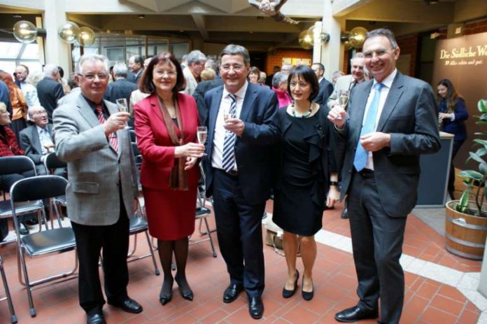 Erheben das Glas auf den Jubilar Bernd E. Lauerbach (mitte): Fritz Job, Landrätin Theresia Riedmaier, Frau Lauerbach und Helmut Schweder.