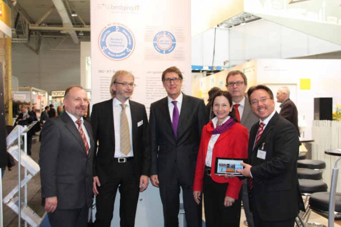 Am Stand der BridgingIT auf der Hannover Messe 2013