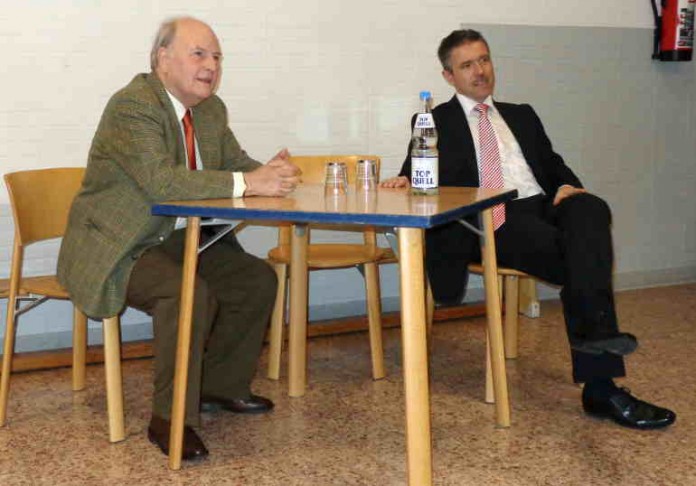 Roland Hartung und Markus Braunert (l.) sprachen beim Diskussionsabend zum Thema „Keine Zukunft ohne Schulbildung“