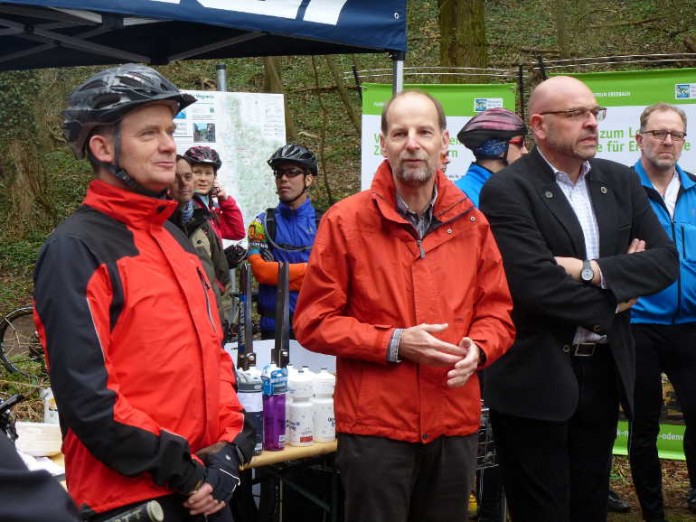 oachim Bauer, der Erste Landesbeamte des Rhein-Neckar-Kreises, und Weinheims Oberbürgermeister Heiner Bernhard schickten das etwa 150 Personen große Feld am Samstagmorgen oberhalb des Schützenhaus-Parkplatzes in Lützelsachsen auf die Reise