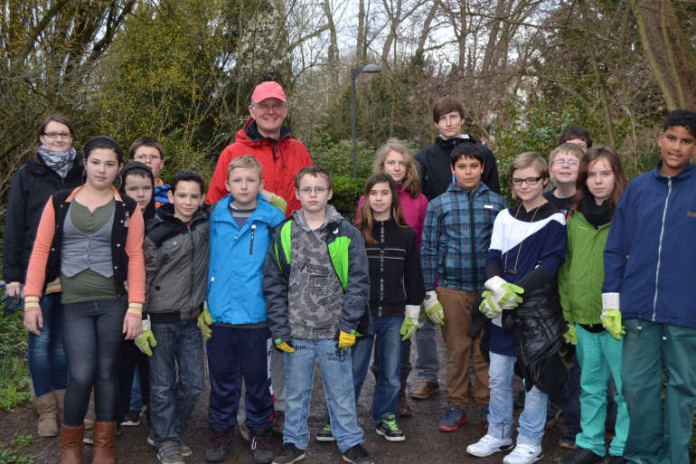 Oberbürgermeister Hans-Dieter Schlimmer mit Schülern der Landauer Nordringschule im Schillerpark