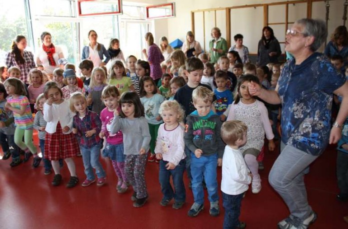 Die Kinder der städtischen Kita Am Stentenwehr in Mußbach führten zur Begrüßung den Tanz vom fitten Theo auf.