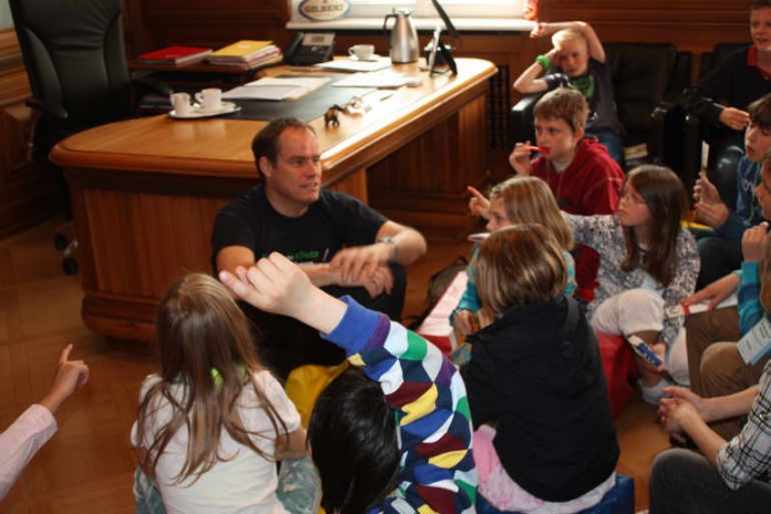 OB-Sprechstunde: In der Kindersprechstunde fragten die Kinder den Oberbürgermeister „Löcher in den Bauch“.