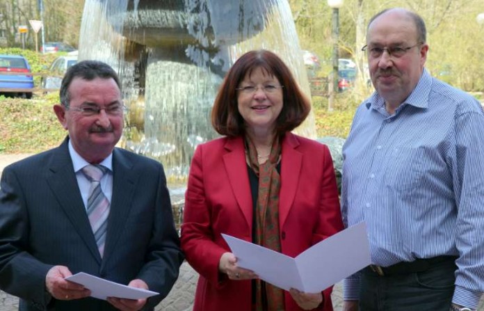 Landrätin Theresia Riedmaier überreichte die Ehrenurkunden an Wolfgang Gensheimer (links) und Raimund Welsch (rechts).
