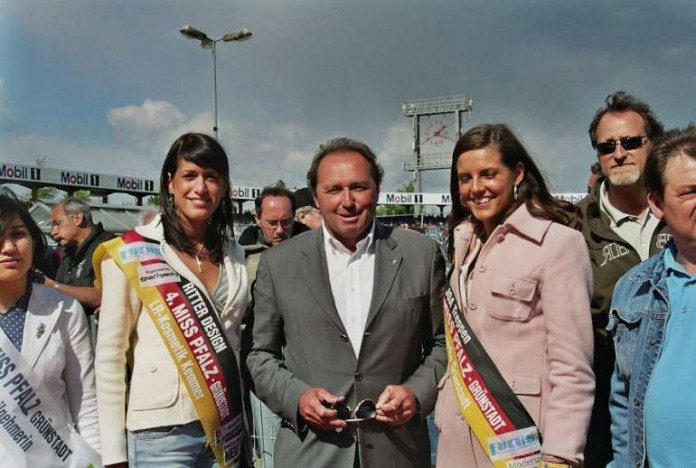 in der Mitte der ehemalige Formel 1-Piloten Jochen Mass