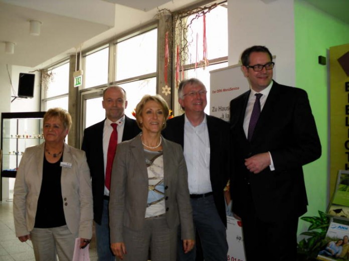 v.r. Minister Schweitzer, Bürgermeister Horst Bonhagen, Landtagsabgeordnete Margit Mohr, Mitarbeiter des DRK