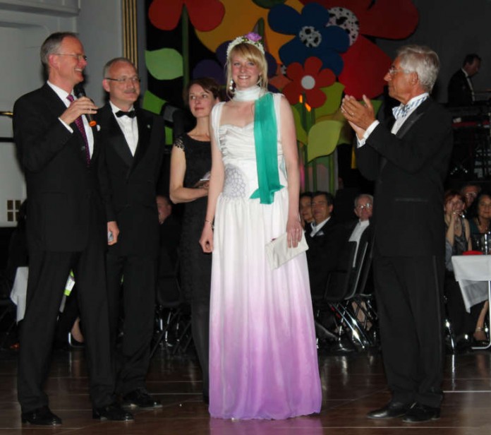 Landaus Oberbürgermeister Hans-Dieter Schlimmer krönte die 23-jährige Magdalena Rehm auf dem Frühlingsball zur Dahlienkönigin.