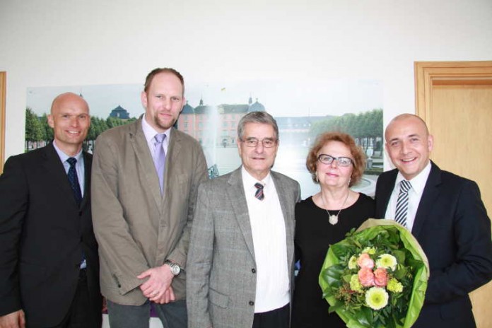Gerda Leuthardt und ihr Ehemann wurden von Oberbürgermeister René Pöltl (rechts), Bürgermeister Dirk Elkemann (links) und dem zuständigen Amtsleiter Roland Strieker (zweiter von links) herzlich verabschiedet.