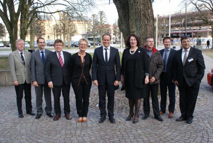 Oberbürgermeister Dr. Eckart Würzner nach der Wahl zum Präsidenten des europäischen Städtenetzwerks Energy Cities am 25. April 2013 mit den neu gewählten Board-Mitgliedern.