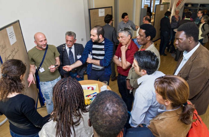 Beim ersten Workshop des Partizipationsforums diskutieren die Teilnehmer darüber, wie Menschen mit Migrationshintergrund besser am politischen Leben beteiligt werden können.