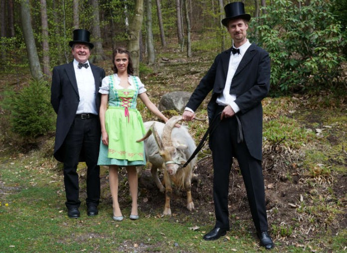 v.l.n.r.: Bürgermeister Michael Stöhr, Julia Eberhardt, Geißbock Kasimir, Bruce Collé.