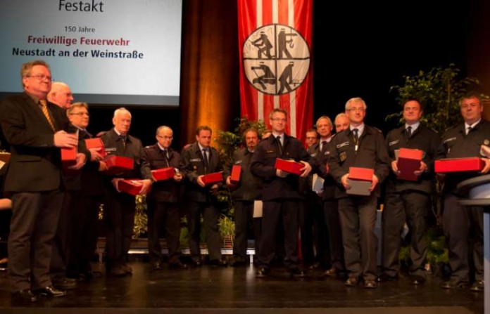An diesem Abend wurden auch viele silberne und goldene Feuerwehr-Ehrenzeichen verliehen.
