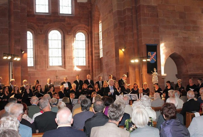 Leo Kraemer, das PalatinaKlassik Vokal- und das PalatinaKlassik-Brassensemble beim Eröffnungskonzert des Jahres 2012 in Eußerthal.