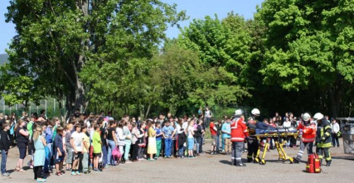 Mit der Übung sollen Schülerinnen und Schüler der Realschule Plus für das neue, landesweite Projekt „Feuerwehrtechnische Grundausbildung“ begeistert werden.
